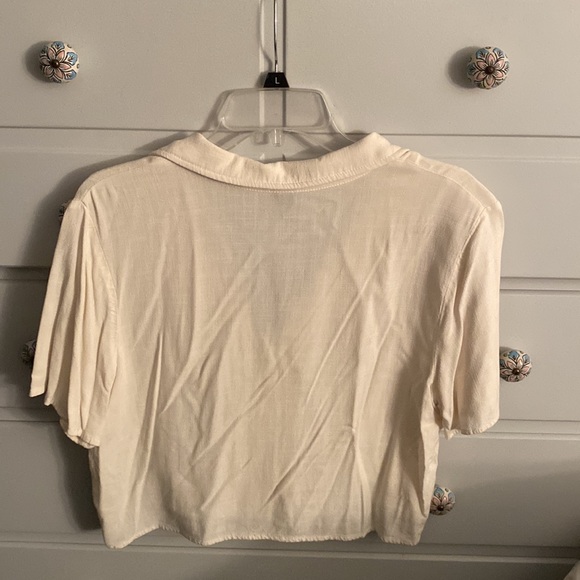 Target’s Wild Fable brand, cream colored cropped shirt w/ 3 buttons, size L - Picture 2 of 2